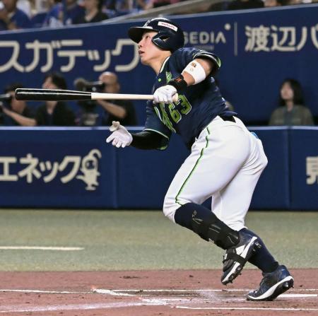 ２回ヤクルト１死、増田が左中間に本塁打を放つ＝バンテリンドーム