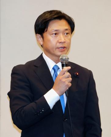 札幌市長選候補に選ばれ、記者会見する伴良隆氏＝１２日午後、札幌市