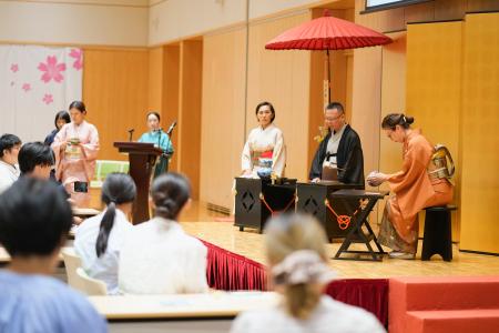 在中国日本大使館で開かれた茶道の体験イベント＝１２日、北京（共同）