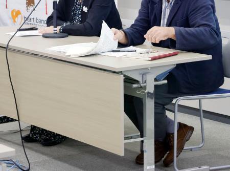 講演する尼崎ＪＲ脱線事故の遺族＝１２日午後、大阪市