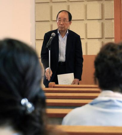 旧統一教会の献金被害に関する相談会で、あいさつする山口広弁護士＝１２日午後、京都市