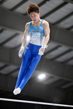 男子個人総合で初優勝した三輪哲平の鉄棒=アリーナ立川立飛
