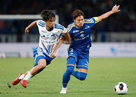 町田―横浜Ｍ　後半、競り合う町田・昌子（右）＝ＭＵＦＧ国立