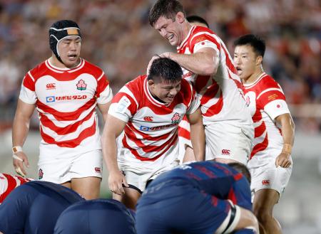 日本―米国　前半終了間際、トライを決め喜ぶ大塚（左から２人目）＝花園