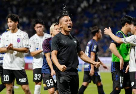 Ｇ大阪に勝利し、誕生日を祝福されるＦＣ東京・長友（手前）＝パナスタ
