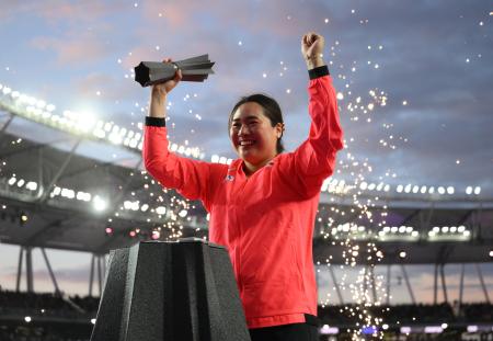 アルティメット選手権で優勝しトロフィーを掲げる女子やり投げの北口榛花=12日、ハンガリー・ブダペスト(ゲッティ=共同)