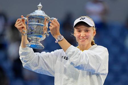 女子シングルスで優勝し、笑顔でトロフィーを掲げるエレーナ・ルバキナ＝ニューヨーク（ＡＰ＝共同）