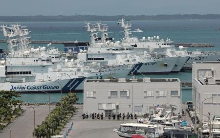 沖縄県・石垣島の石垣港に停泊する海上保安庁の巡視船＝２０２４年５月