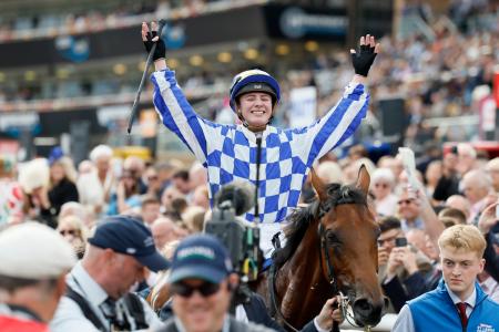 英国競馬のセントレジャーステークスを制して女性として初めてクラシックレースを勝ち、喜ぶオズボーン騎手＝ドンカスター競馬場（ＰＡ通信提供・ＡＰ＝共同）
