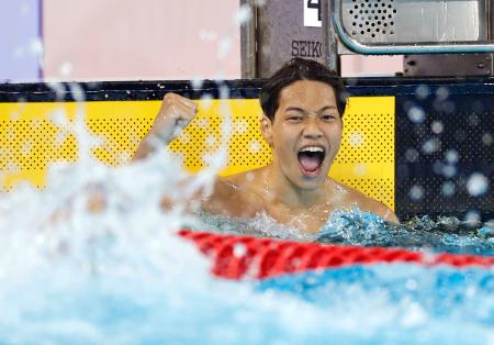 少年男子Ａ４００メートル自由形で、高校新記録の３分４５秒０３で優勝した愛知・沼田頼人＝マエダアリーナ