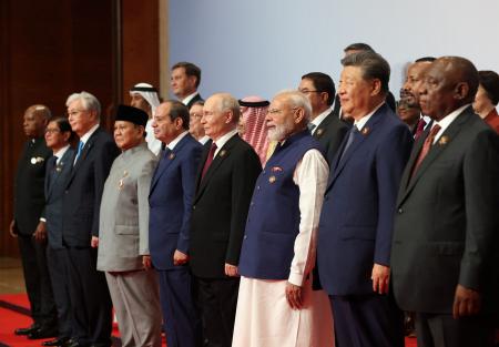 13日、インドの首都ニューデリーで、BRICS首脳会議2日目に参加したインドのモディ首相(前列右から3人目)、中国の習近平国家主席(同2人目)、ロシアのプーチン大統領(同4人目)ら(ロイター=共同)