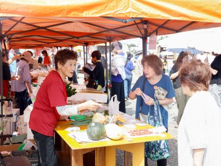 朝市通り周辺で開かれた「復活のはじまり市」に出店した露店＝１３日午前、石川県輪島市