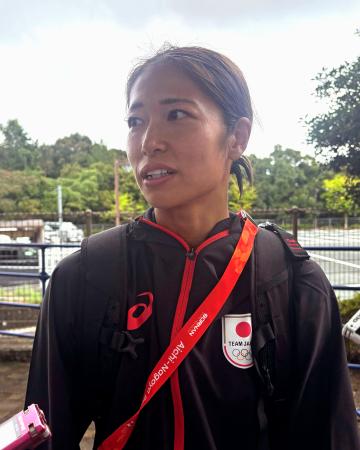 愛知・名古屋アジア大会の初戦を前に、取材に応じる「なでしこジャパン」主将の成宮＝静岡県磐田市