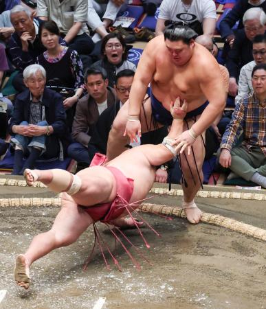 大の里がはたき込みで大栄翔を下す＝両国国技館