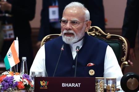 １３日、インドの首都ニューデリーで、ＢＲＩＣＳ加盟国やパートナー国などが参加した首脳会議に出席したモディ首相（ＡＰ＝共同）
