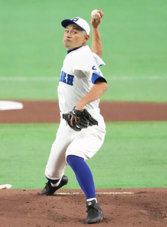 高校野球女子選抜戦に先発した「ＫＯＢＥ　ＣＨＩＢＥＮ」のイチローさん＝東京ドーム