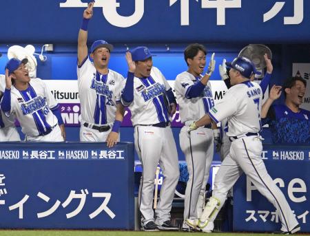 １回、先制満塁本塁打を放った佐野（右端）を迎えるＤｅＮＡナイン＝横浜