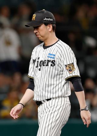 中日に敗れ、引き揚げる阪神・藤川監督＝甲子園