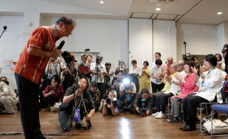 沖縄県知事選で落選が決まり、支援者らに頭を下げる玉城デニー氏=13日夜、那覇市