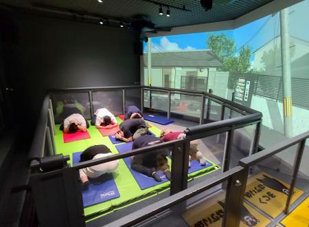 　地震による大きな揺れを体験する来館者たち＝東京都墨田区の本所防災館