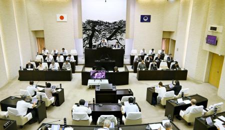 電子投票の導入費用を盛り込んだ補正予算案を可決した栃木県那須町議会＝１４日午前