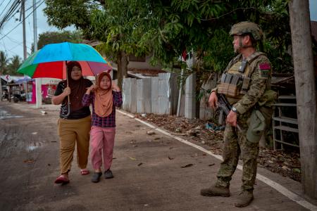 １３日、フィリピン・ミンダナオ島で警備に当たる兵士（ゲッティ＝共同）