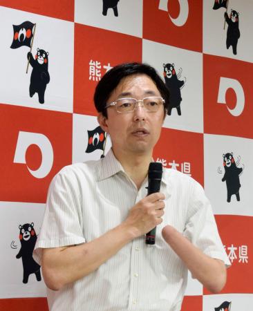 記者会見する熊本県の木村敬知事＝１４日午前、熊本県庁