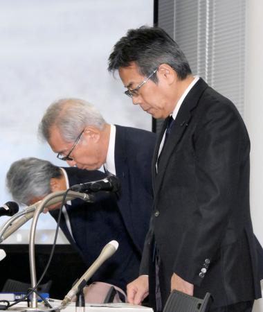 浜岡原発の耐震データ不正を巡り、記者会見で謝罪する中部電力の(手前から)林欣吾社長、勝野哲会長=14日午後、名古屋市