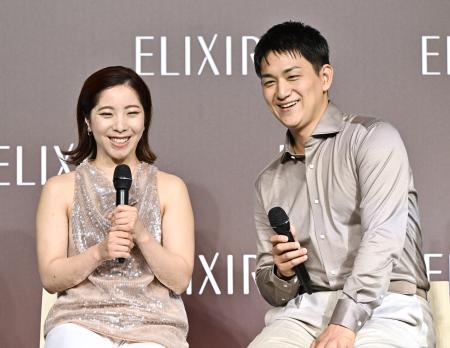 東京都内で開かれた資生堂のイベントに登場した三浦璃来さん（左）と木原龍一さん＝１４日