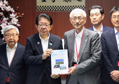 金子国交相（中央左）に提言書を手渡すＪＡＰＩＣの進藤孝生会長（同右）＝１４日午後、国交省