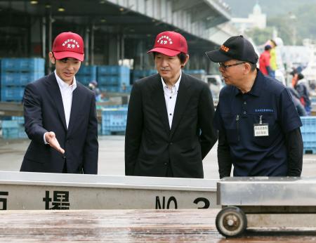 気仙沼市魚市場でカツオの水揚げを見学される秋篠宮さまと悠仁さま＝１４日午前、宮城県気仙沼市（代表撮影）