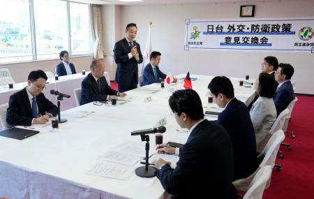自民党本部で開かれた台湾・民進党との会合。左上はあいさつする鈴木前法相＝１４日午前、東京・永田町