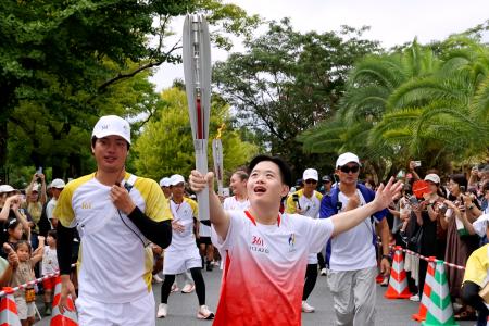 愛知・名古屋アジア大会の聖火リレーに参加した中村遼介さん=13日、名古屋市