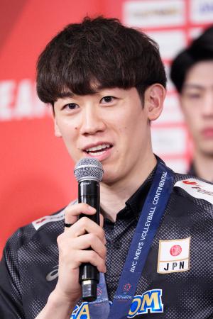 ２０２８年ロサンゼルス五輪の出場権を獲得し、記者会見するバレーボール男子日本代表主将の石川祐希＝１４日、東京都内
