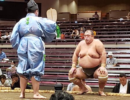 駒ノ富士をきめ倒しで破り、勝ち名乗りを受ける序二段の翔傑＝両国国技館