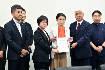国光文乃外務副大臣（右から３人目）に声明を手渡す「人権外交を超党派で考える議員連盟」共同会長の中谷元・前防衛相（同２人目）＝１４日午後、外務省