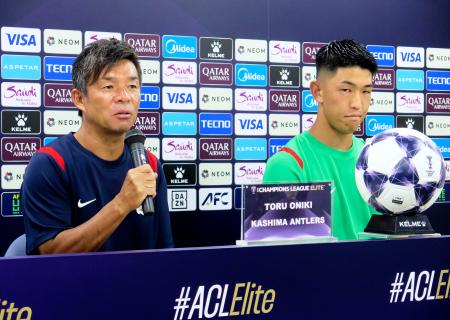 ＡＣＬＥのニューカッスル戦を前に、記者会見する鹿島の鬼木監督（左）とＧＫ早川＝１４日、メルカリスタジアム