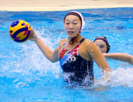 愛知・名古屋アジア大会に向け練習する水球女子日本代表の浦＝東京都北区