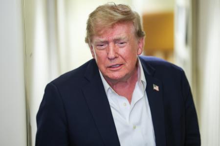 １３日、米大統領専用機で記者団に話すトランプ氏（ゲッティ＝共同）