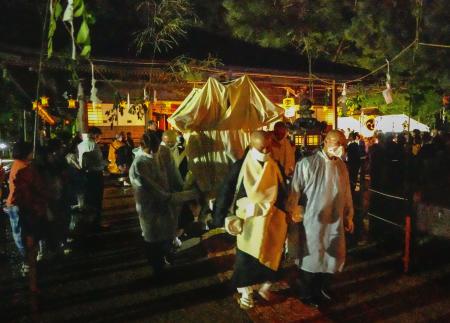 上遷宮式で御影堂から御社へ移されるご神体＝１４日深夜、和歌山県高野町
