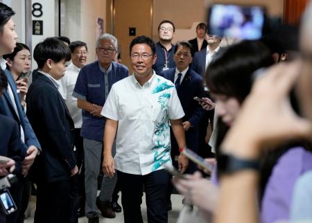 自民党役員会に向かう、沖縄県知事選で初当選した古謝玄太氏＝１５日午前、東京・永田町の党本部