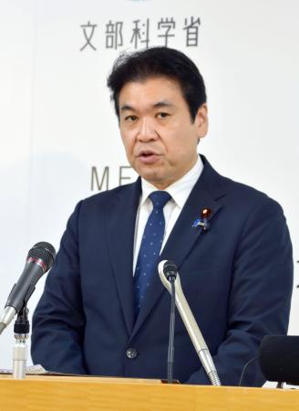 記者会見する松本文科相＝１５日午前、文科省