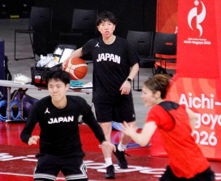 　練習を見守る、アジア大会バスケットボール女子日本代表の大神監督（奥）＝ＩＧアリーナ