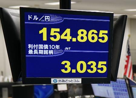 円相場と新発１０年債の利回りを示すモニター＝１５日午後、東京都港区の外為どっとコム