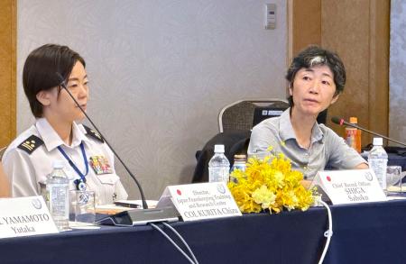 防衛省が開いたＷＰＳの研修会であいさつする志賀佐保子公文書監理官（右）＝１５日午前、東京都内