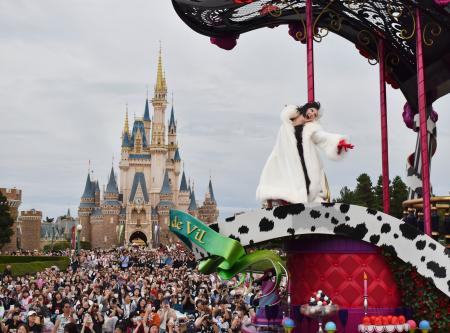 東京ディズニーランドの秋のイベント「ディズニー・ハロウィーン」のパレード＝１５日午後、千葉県浦安市