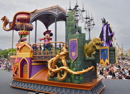 　東京ディズニーランドの秋のイベント「ディズニー・ハロウィーン」のパレード＝１５日午後、千葉県浦安市