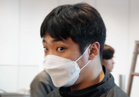 韓国から移送されたノ・ヒョンドン容疑者＝１５日午後、羽田空港