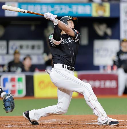 ５回ソフトバンク１死一、二塁、柳田が右越えに３ランを放つ＝京セラドーム