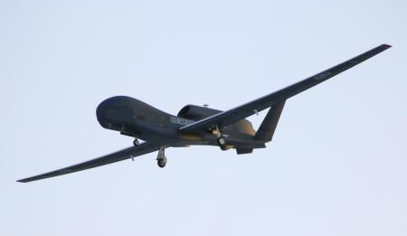 航空自衛隊三沢基地周辺を飛行する無人偵察機グローバルホーク＝２０２２年３月、青森県三沢市